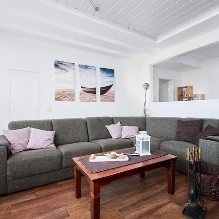 Kaeptn's Huus بيت للعطل